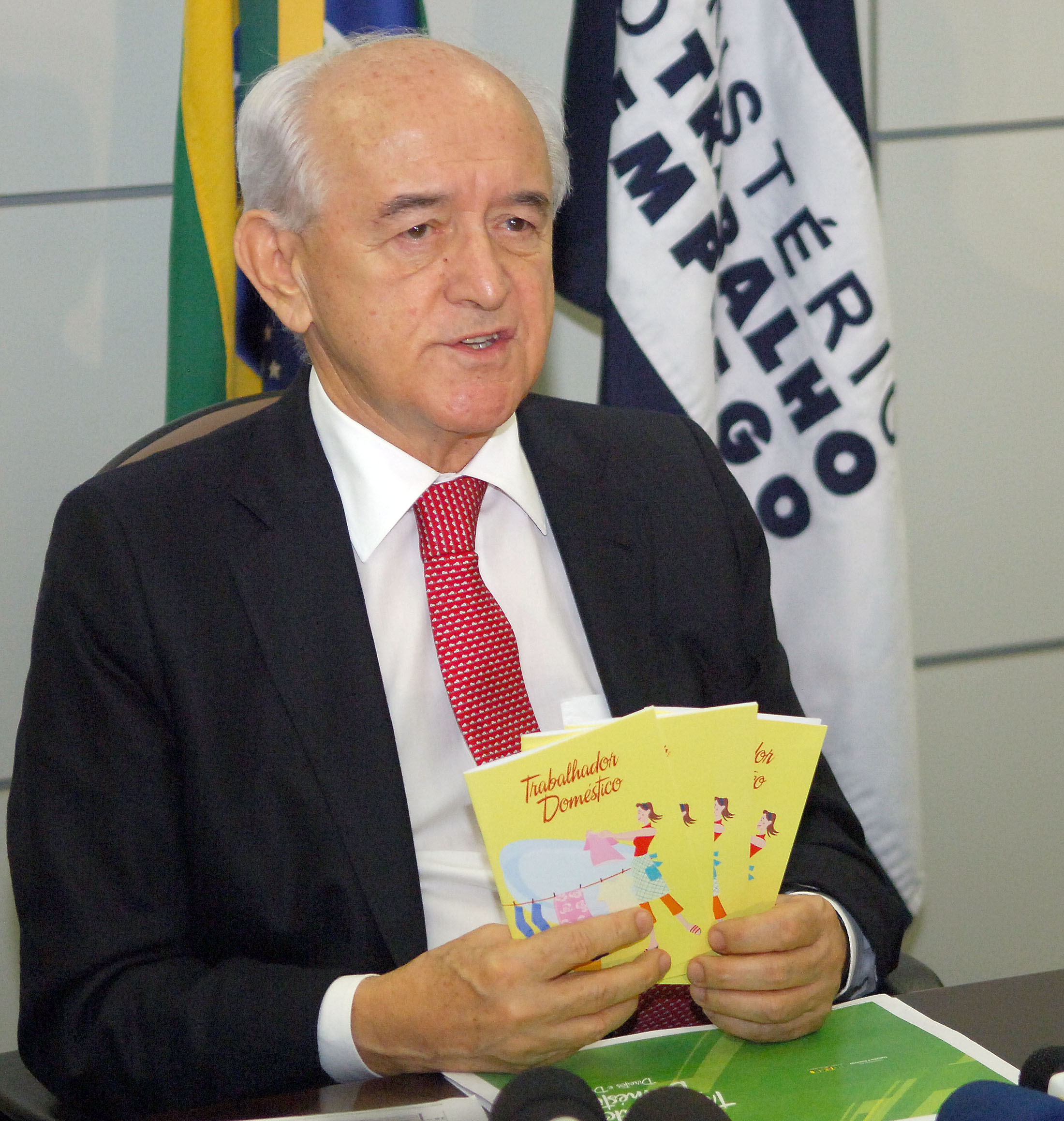 Ministro Manoel Dias durante lançamento da cartilha sobre trabalhador domestico